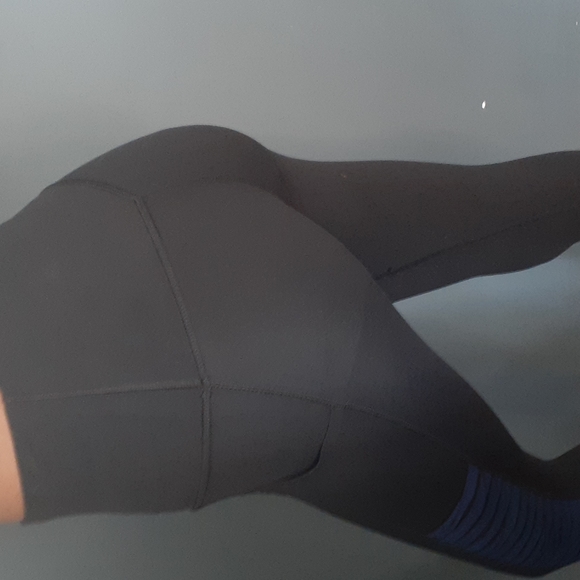 Athleta Pants - Athleta black blue ankle crop Leggings size xs